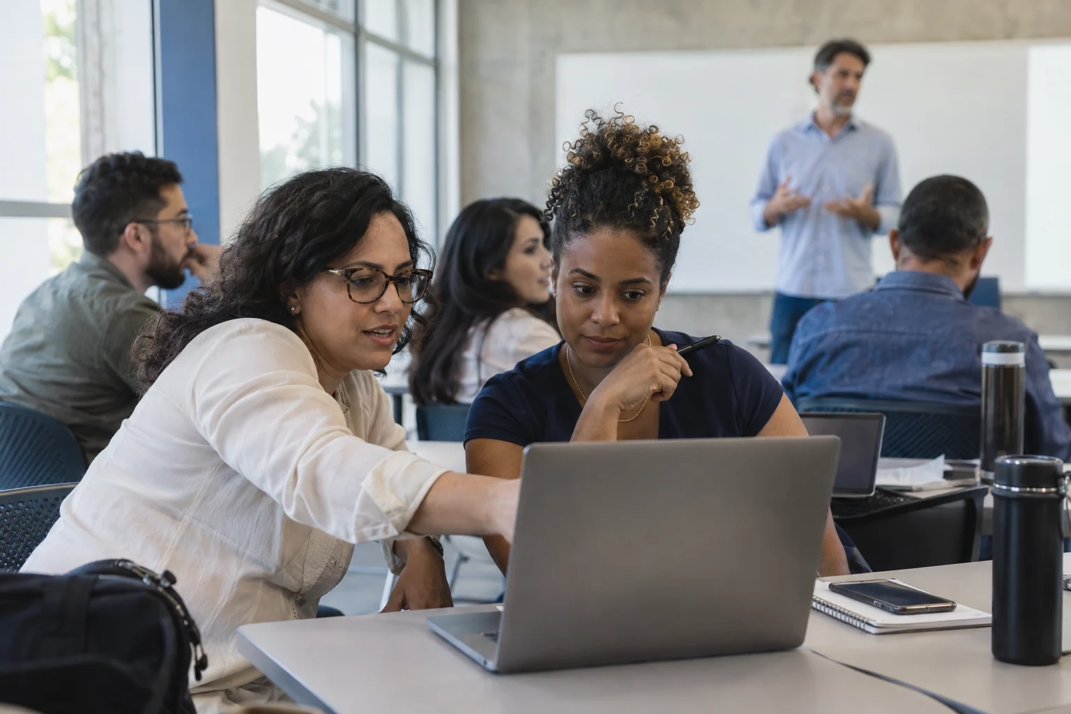 Alunos de especialização estudando em grupo